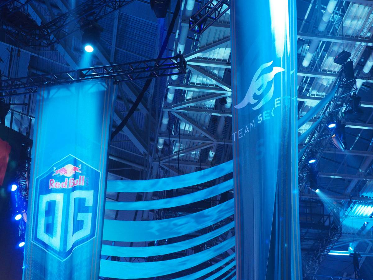 event update Fortnite showing live tournament scoreboard and schedule on dual monitors