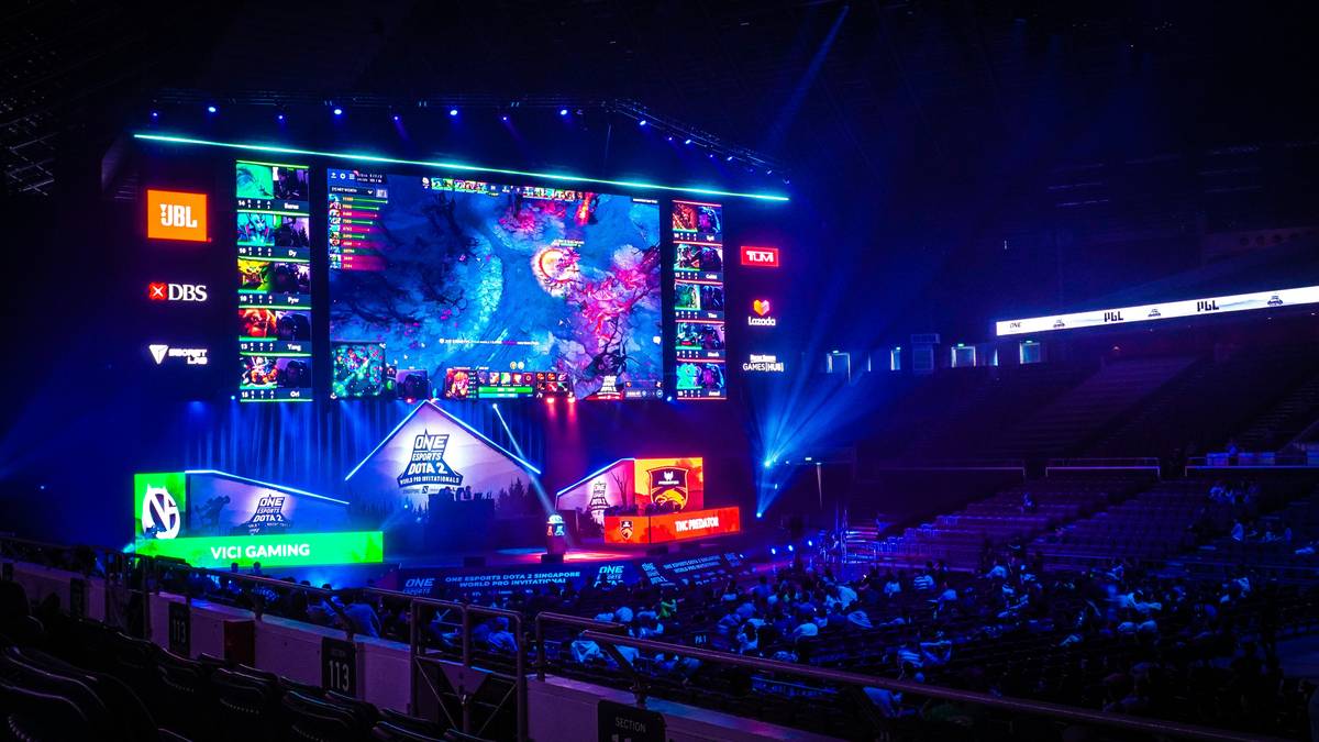 fortnite world cup qualifiers 2019 gameplay screenshot showing storm circle and eliminations counter